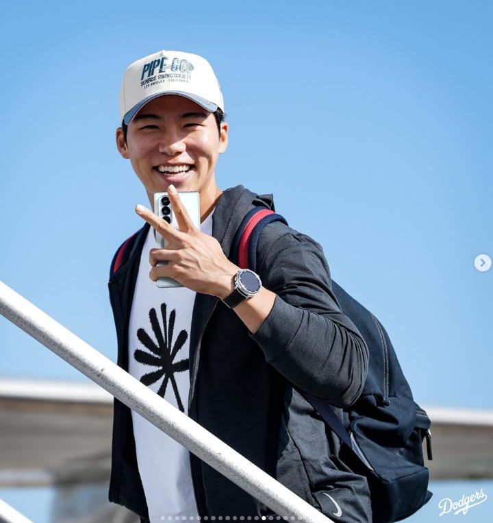 [서울=뉴시스] 내셔널리그 챔피언십시리즈에 출전하는 LA 다저스 선수단과 함께 비행기에 오른 김혜성. (사진 = 다저스 구단 공식 인스타그램 캡처) *재판매 및 DB 금지