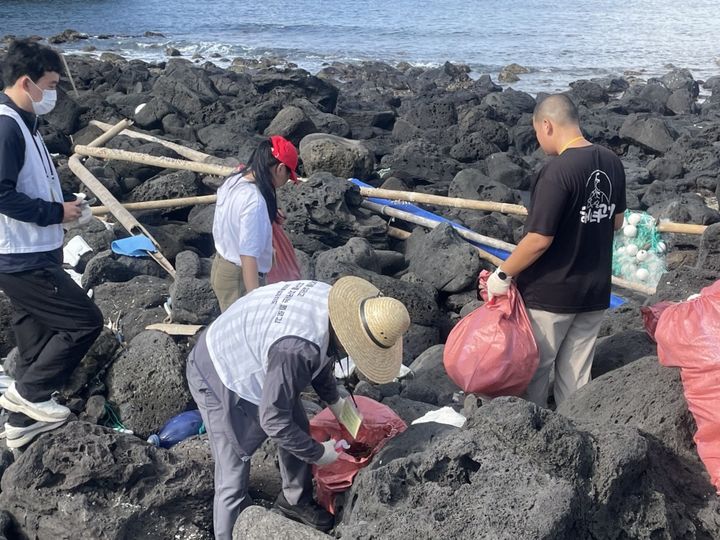 [제주=뉴시스] 13일 오후 제주시 한경면 차귀도에서 민관군 합동 해양정화 활동이 이뤄지고 있다. (사진=제주도 제공) 2025.10.13. photo@newsis.com *재판매 및 DB 금지