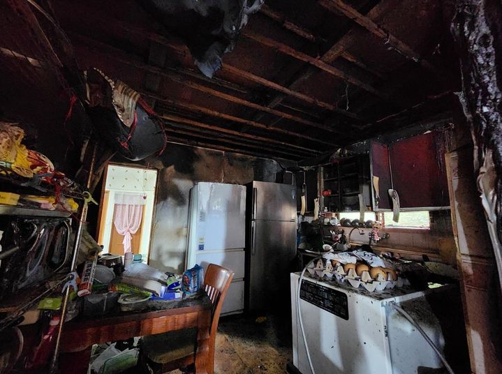 [남원=뉴시스] 전북특별자치도소방본부는 제9호 119안심하우스 대상 가정에 전북 남원시의 장애·치매 가정을 선정했다고 13일 밝혔다. 지난달 10일 화재로 대다수가 손실된 해당 가정의 주택 모습. (사진=전북도소방본부 제공) 2025.10.13. photo@newsis.com *재판매 및 DB 금지