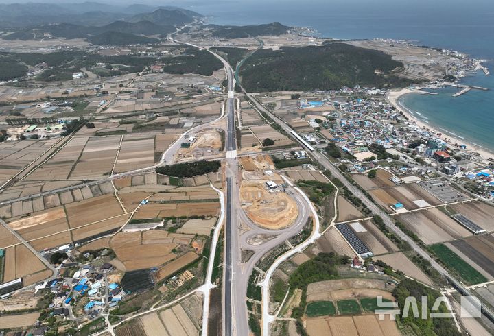 [포항=뉴시스] 송종욱 기자 = 포항~영덕 간 고속도로 일부 전경. (사진=포항시 제공) 2025.10.13. photo@newsis.com