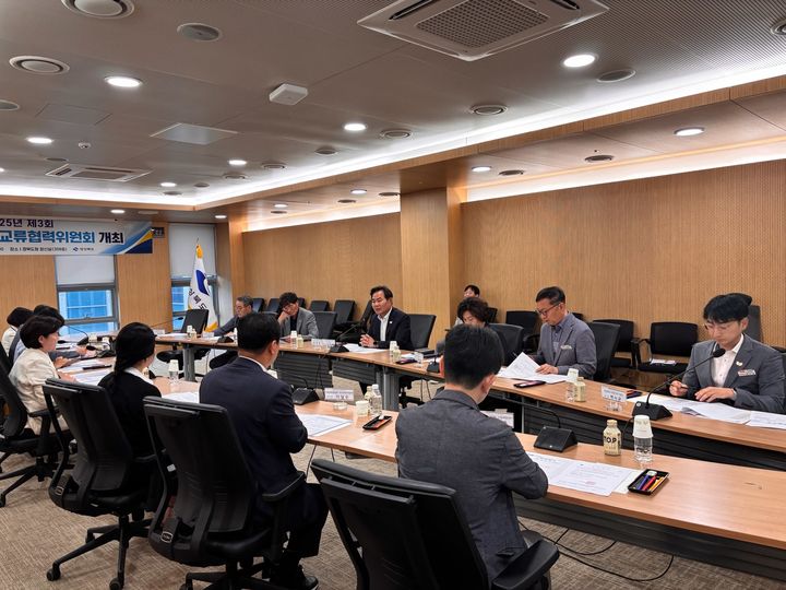 [안동=뉴시스] 13일 경북도청에서 '제3회 경상북도 남북교류위원회'가 열리고 있다. (사진=경북도 제공) 2025.10.13 photo@newsis.com *재판매 및 DB 금지