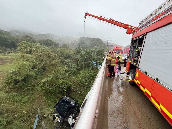 경부고속도로서 컨테이너 운반차량 추락…운전자 숨져
