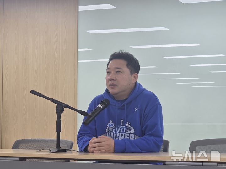 [대구=뉴시스] 김희준 기자 = 박진만 삼성 라이온즈 감독이 13일 대구 삼성라이온즈파크에서 벌어지는 2025 신한 쏠뱅크 KBO 포스트시즌 준PO 3차전 SSG 랜더스와의 홈 경기를 앞두고 인터뷰를 하고 있다. 2025.10.13jinxijun@newsis.com