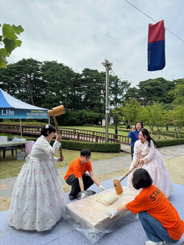 [강릉=뉴시스] 연휴 기간 관광객들에게 강릉만의 즐거운 추억을 선사하기 위해 관광객들이 많이 찾는 경포해변, 월화거리, 허균허난설헌공원 등에서 다양한 ‘추석명절 관광객 맞이 행사’를 개최하고 있다.(사진=강릉시 제공)photo@newsis.com *재판매 및 DB 금지