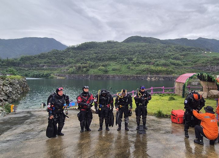[동해=뉴시스] 13일 동해소방서가 무릉별유천지 내 청옥호를 포함한 지역 내 내수면 지역의 수난사고 발생에 대비해 훈련을 하고 있다.(사진=동해소방서 제공)photo@newsis.com *재판매 및 DB 금지