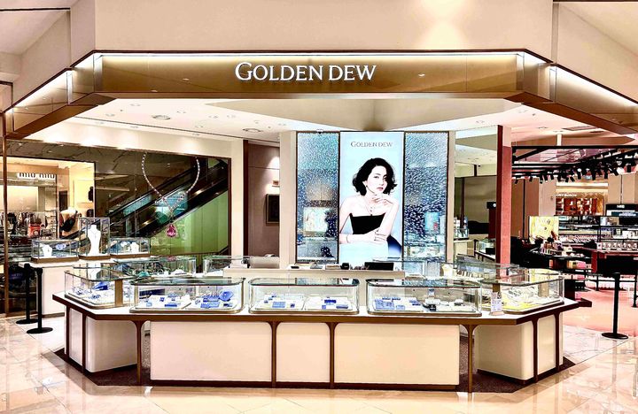 [서울=뉴시스] 롯데백화점이 국내 대표 파인 주얼리 브랜드 골든듀(GOLDEN DEW)와 함께 한글날을 기념하는 특별 전시 '주얼리, 한글에 홀리다'를 최초로 선보인다고 14일 밝혔다. (사진=롯데백화점 제공) *재판매 및 DB 금지