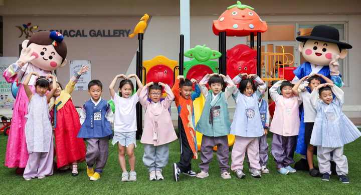 [서울=뉴시스] 베트남 호치민 국가유산교육 체험관에 열린 '이어지교'에 참여한 학생들 (사진=국가유산진흥원 제공) 2025.10.13. photo@newsis.com *재판매 및 DB 금지