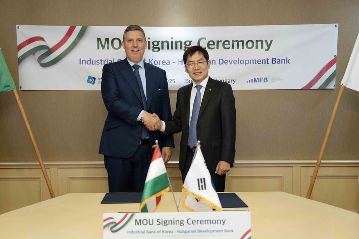 지난 2일(현지시간) 헝가리 부다페스트 소재 헝가리 개발은행 본사에서 김형일 IBK기업은행 전무이사(오른쪽)와 졸튼 잠보키 헝가리 개발은행 전무이사(Zoltán Zsámboki, 왼쪽)가 협약식을 마치고 기념촬영을 하고 있다.(사진제공=IBK기업은행) *재판매 및 DB 금지