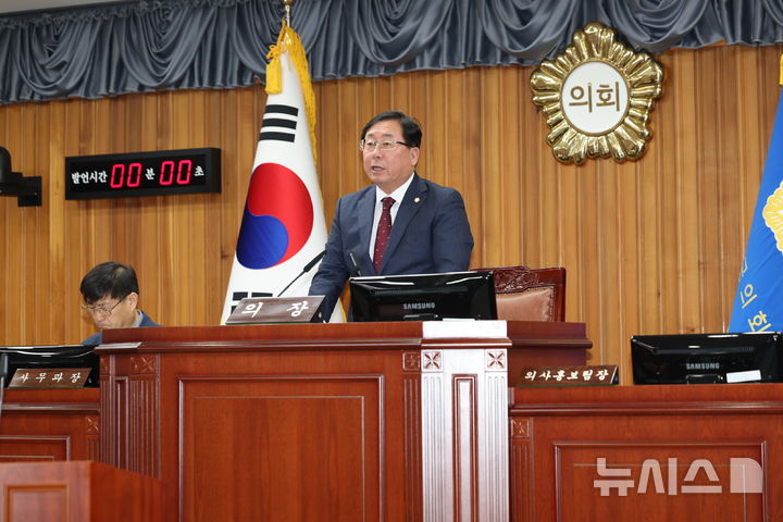 [울진=뉴시스] 안병철 기자 = 13일 경북 울진군의회 김정희 의장이 제287회 임시회 개회사를 낭독하고 있다.(사진=울진군의회 제공) 2025.10.13. photo@newsis.com