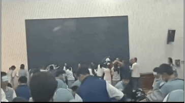 [뉴시스] 중국 고등학교에서 부모가 무릎 꿇고 만든 인간 다리 위를 학생들이 안대 쓴 채 지나가고 있다. (사진=X) 2025.10.13 *재판매 및 DB 금지 *재판매 및 DB 금지