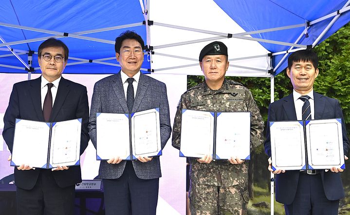 [원주=뉴시스] 첨단드론 공공행정분야 확대 업무협약 체결. (사진=원주시 제공) 2025.10.13. photo@newsis.com *재판매 및 DB 금지