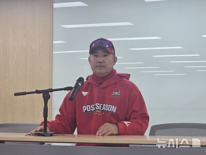 [대구=뉴시스] 김희준 기자 = 이숭용 SSG 랜더스 감독이 13일 대구 삼성라이온즈파크에서 벌어지는 2025 신한 쏠뱅크 KBO 포스트시즌 준플레이오프 3차전을 앞두고 취재진과 인터뷰를 하고 있다. 2025.10.13jinxijun@newsis.com