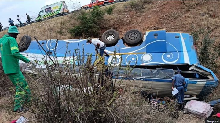 [서울=뉴시스]남아공 북부 산악지대에서 버스 추락 사고가 발생해 최소 42명이 사망했다고 당국이 13일 밝혔다. <사진 출처 : BBC> 2025.10.13.