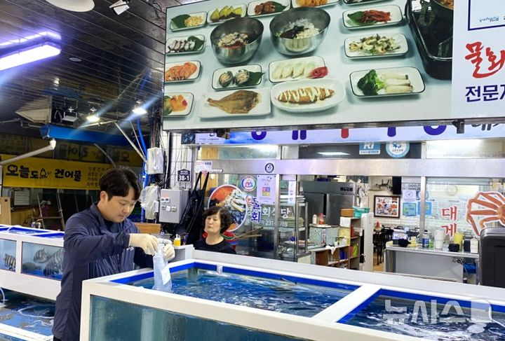 [포항=뉴시스] 송종욱 기자 = 포항시 식음료 사전 점검반 직원이 '2025 APEC 정상회의'를 앞두고 영일만항 업소를 대상으로 위생 점검에 나섰다. 2025.10.13. photo@newsis.com