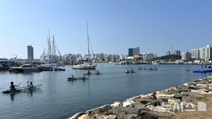 [포항=뉴시스] 송종욱 기자 = 11~12일 이틀간 포항 영일대해수욕장 일원에서 열린 '2025 도심 속 해양 레포츠 체험 교실'. 2025.10.13. photo@newsis.com