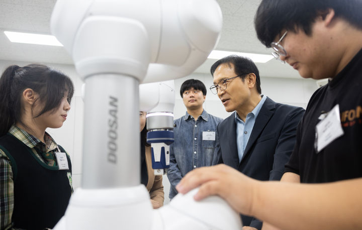 [안산=뉴시스] 13일 오후 경기 안산시 경기테크노파크 협동로봇실습실에서 임태희 경기도교육감이 안산 루트 직업교육 혁신지구 프로그램에 참여한 특성화고 학생들의 협동로봇 실습 수업을 참관하고 있다. 2025.10.13. (사진=경기도교육청 제공) photo@newsis.com *재판매 및 DB 금지