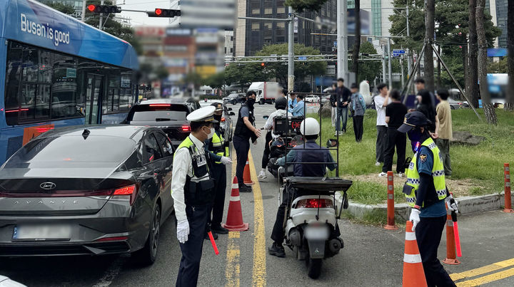 [부산=뉴시스] 부산경찰청은 13일 오후 서면교차로 등 49곳에서 교통경찰, 경찰관기동대, 한국교통안전공단, 관할 지자체 등 170여 명을 동원해 대대적인 이륜차·개인형이동수단(PM) 광역단속을 실시한 결과, 총 88건의 위법 행위를 단속했다고 밝혔다. (사진=부산경찰청 제공) 2025.10.13. photo@newsis.com *재판매 및 DB 금지