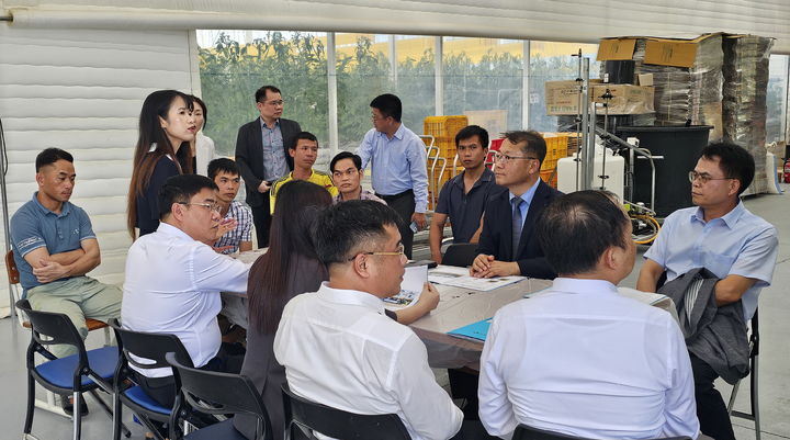 [임실=뉴시스] 임실군의 국제 자매도시인 베트남 뚜옌꽝성 대표단이 지난 8일 임실N치즈축제 개막에 맞춰 임실을 방문했다. 임실 청웅면의 한 토마토농장에서 자국 근로자들을 만난 대표단이 근로환경에 대한 설명을 듣고 있다. *재판매 및 DB 금지