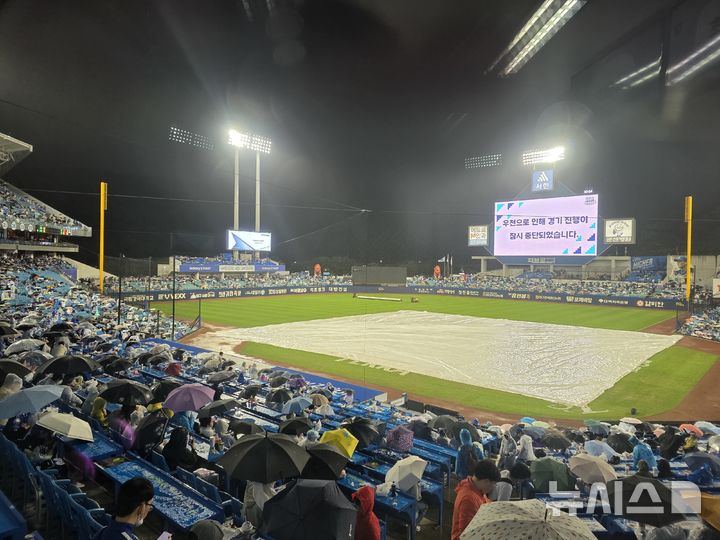 [대구=뉴시스] 김희준 기자 = 13일 대구 삼성라이온즈파크에서 시작한 SSG 랜더스와 삼성 라이온즈의 2025 신한 쏠뱅크 KBO 포스트시즌 준플레이오프 3차전이 비로 중단됐다. 2025.10.13jinxijun@newsis.com
