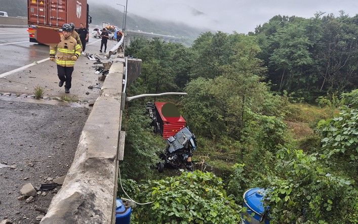 [김천=뉴시스] 트레일러 다리 아래로 추락. (사진=경북소방본부 제공) 2025.10.13 photo@newsis.com *재판매 및 DB 금지