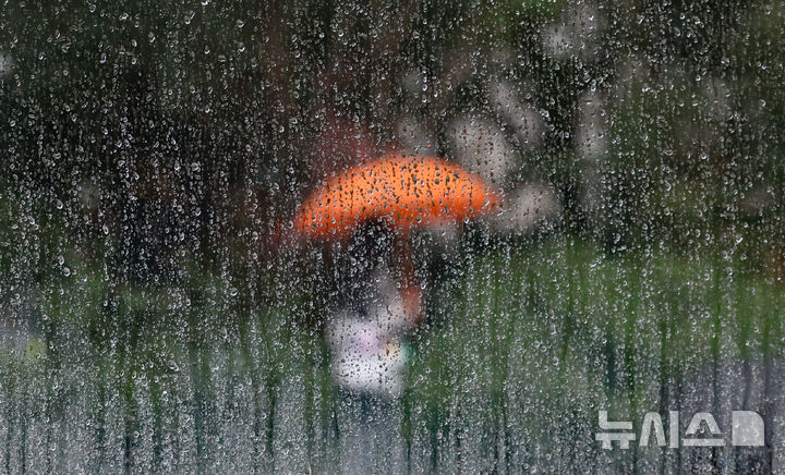 [서울=뉴시스] 황준선 기자 = 전국 대부분 지역에 비가 내린 13일 서울 종로구 광화문 광장에서 우산을 쓴 시민들이 발걸음을 옮기고 있다. 2025.10.13. hwang@newsis.com