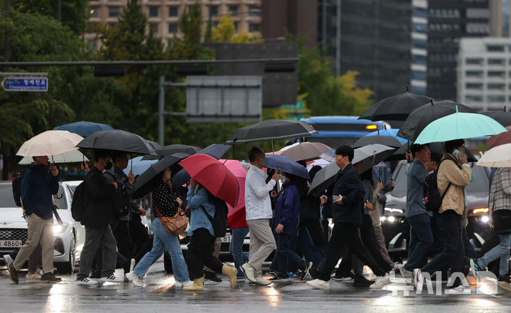 [서울=뉴시스] 황준선 기자 = 전국 대부분 지역에 비가 내린 지난 13일 서울 종로구 세종대로 사거리에서 우산을 쓴 시민들이 발걸음을 옮기고 있다. 2025.10.13. hwang@newsis.com