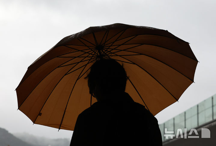 [서울=뉴시스] 황준선 기자 = 전국 대부분 지역에 비가 내린 13일 서울 종로구 광화문 광장에서 우산을 쓴 시민들이 발걸음을 옮기고 있다. 2025.10.13. hwang@newsis.com