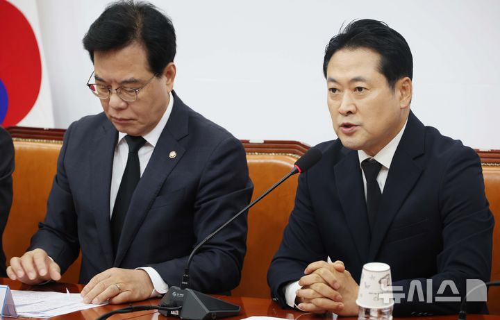 [서울=뉴시스] 조성봉 기자 = 장동혁 국민의힘 대표가 13일 오전 서울 여의도 국회에서 열린 최고위원회의에서 발언을 하고 있다. 2025.10.13. suncho21@newsis.com