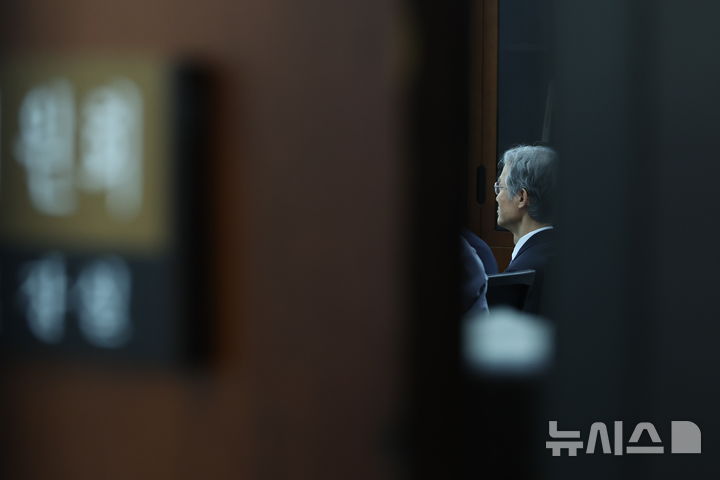 [서울=뉴시스] 고승민 기자 = 조희대 대법원장이 13일 서울 여의도 국회 추미애 법사위원장실에서 추 위원장과 대화하고 있다. 2025.10.13. kkssmm99@newsis.com