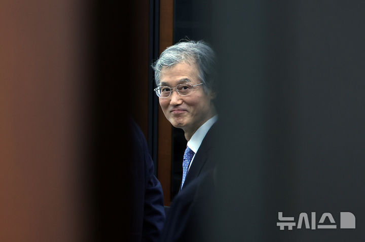 [서울=뉴시스] 고승민 기자 = 조희대 대법원장이 13일 서울 여의도 국회에서 법제사법위원회의 대법원 등 국정감사에 출석하기 전 추미애 법사위원장실을 찾아 의원들과 인사를 나누고 있다. 2025.10.13. kkssmm99@newsis.com