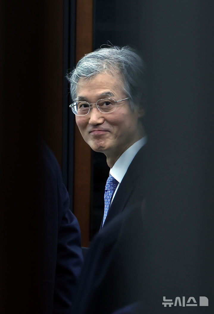 [서울=뉴시스] 고승민 기자 = 조희대 대법원장이 13일 서울 여의도 국회에서 법제사법위원회의 대법원 등 국정감사에 출석하기 전 추미애 법사위원장실을 찾아 의원들과 인사를 나누고 있다. 2025.10.13. kkssmm99@newsis.com