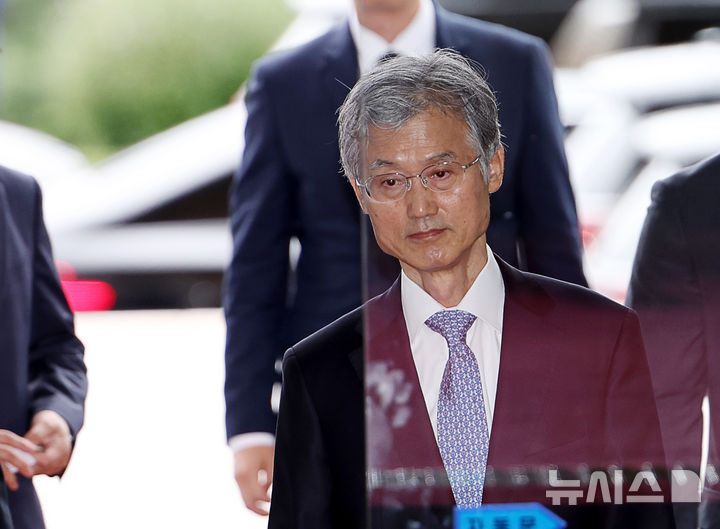 [서울=뉴시스] 김명년 기자 = 조희대 대법원장이 13일 오전 서울 여의도 국회에서 열린 법제사법위원회 국정감사에 출석하기 위해 본청으로 들어서고 있다. 2025.10.13. kmn@newsis.com