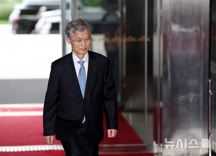 [서울=뉴시스] 김명년 기자 = 조희대 대법원장이 13일 오전 서울 여의도 국회에서 열린 법제사법위원회 국정감사에 출석하기 위해 본청으로 들어서고 있다. 2025.10.13. kmn@newsis.com