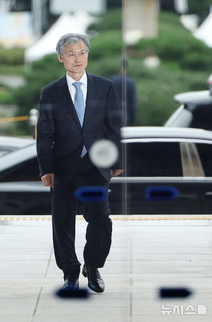 [서울=뉴시스] 김명년 기자 = 조희대 대법원장이 13일 오전 서울 여의도 국회에서 열린 법제사법위원회 국정감사에 출석하기 위해 본청으로 들어서고 있다. 2025.10.13. kmn@newsis.com