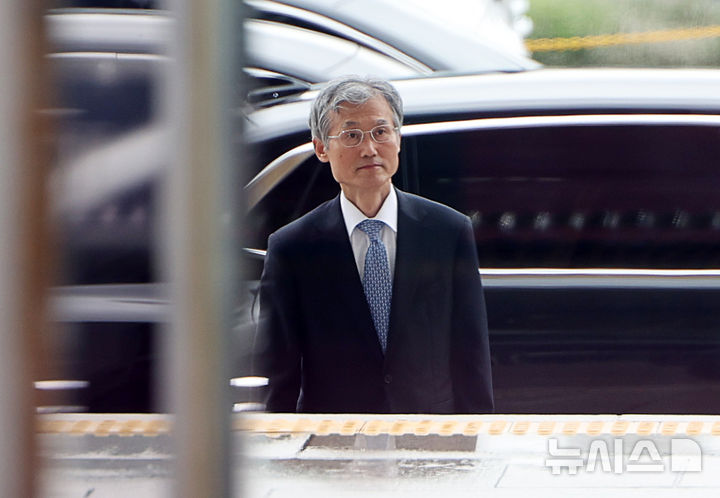 [서울=뉴시스] 김명년 기자 = 조희대 대법원장이 13일 오전 서울 여의도 국회에서 열린 법제사법위원회 국정감사에 출석하기 위해 본청으로 들어서고 있다. 2025.10.13. kmn@newsis.com