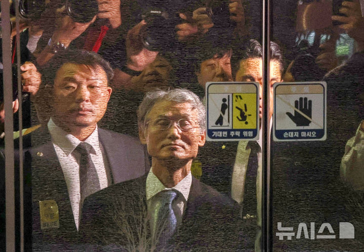 [서울=뉴시스] 김명년 기자 = 조희대 대법원장이 13일 오전 서울 여의도 국회에서 열린 법제사법위원회 국정감사에 출석하기 위해 엘리베이터를 기다리고 있다. 2025.10.13. kmn@newsis.com