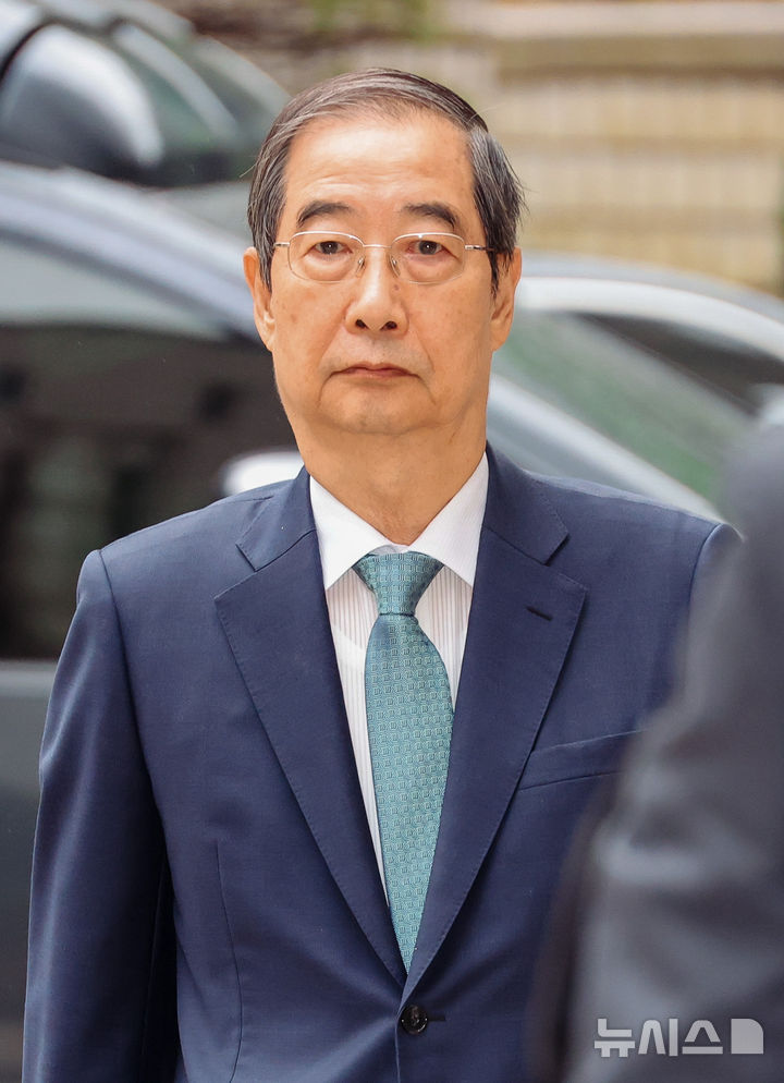 [서울=뉴시스] 배훈식 기자 = 한덕수 전 국무총리가 13일 오전 서울 서초구 서울중앙지방법원에서 열린 내란 우두머리 방조, 위증, 허위공문서 작성 및 행사 등 혐의 사건 2차 공판에 출석하고 있다. (공동취재) 2025.10.13. photo@newsis.com