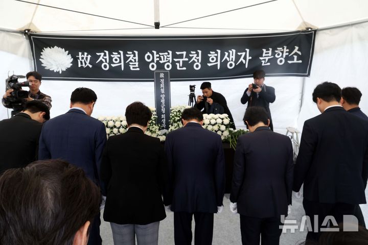 [서울=뉴시스] 조성봉 기자 = 유상범(왼쪽 두번째) 국민의힘 원내운영수석부대표를 비롯한 의원들이 13일 오전 서울 여의도 국회에 마련된 '고 정희철 양평군청 희생자' 빈소에서 조문을 하고 있다. 2025.10.13. suncho21@newsis.com