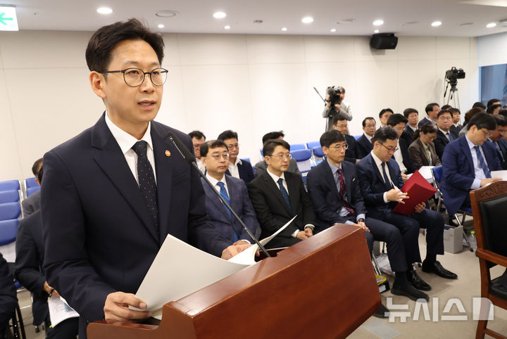 [세종=뉴시스] 강종민 기자 = 13일 세종시 정부세종청사에서 열린 국회 과학기술정보방송통신위원회의 과학기술정보통신부에 대한 국정감사에서 배경훈 부총리 겸 과기정통부 장관이 업무보고를 하고 있다. 2025.10.13. ppkjm@newsis.com