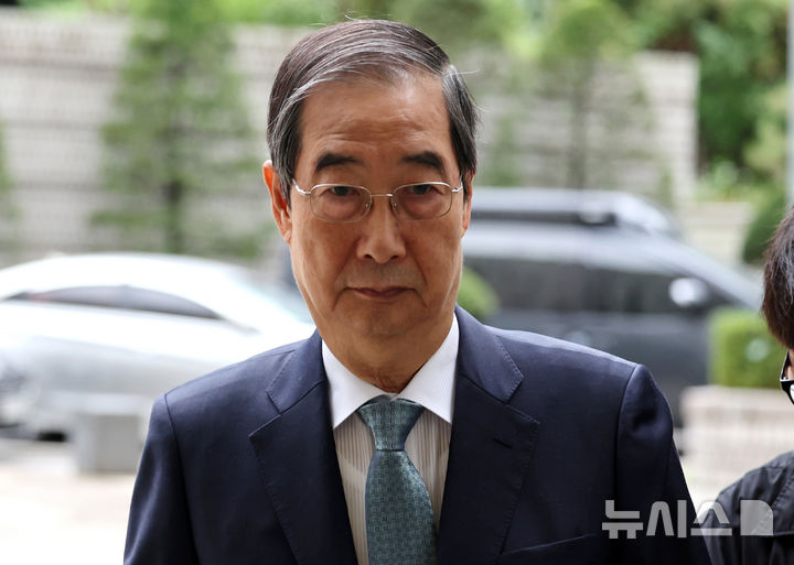 [서울=뉴시스] 배훈식 기자 = 한덕수 전 국무총리가 13일 오전 서울 서초구 서울중앙지방법원에서 열린 내란 우두머리 방조, 위증, 허위공문서 작성 및 행사 등 혐의 사건 2차 공판에 출석하고 있다. (공동취재) 2025.10.13. photo@newsis.com