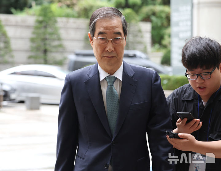 [서울=뉴시스] 배훈식 기자 = 한덕수 전 국무총리가 13일 오전 서울 서초구 서울중앙지방법원에서 열린 내란 우두머리 방조, 위증, 허위공문서 작성 및 행사 등 혐의 사건 2차 공판에 출석하고 있다. (공동취재) 2025.10.13. photo@newsis.com