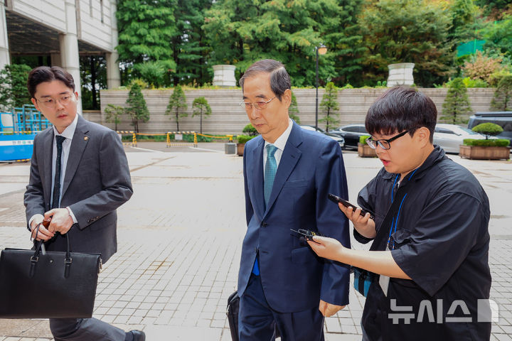 [서울=뉴시스] 배훈식 기자 = 한덕수 전 국무총리가 13일 오전 서울 서초구 서울중앙지방법원에서 열린 내란 우두머리 방조, 위증, 허위공문서 작성 및 행사 등 혐의 사건 2차 공판에 출석하고 있다. (공동취재) 2025.10.13. photo@newsis.com