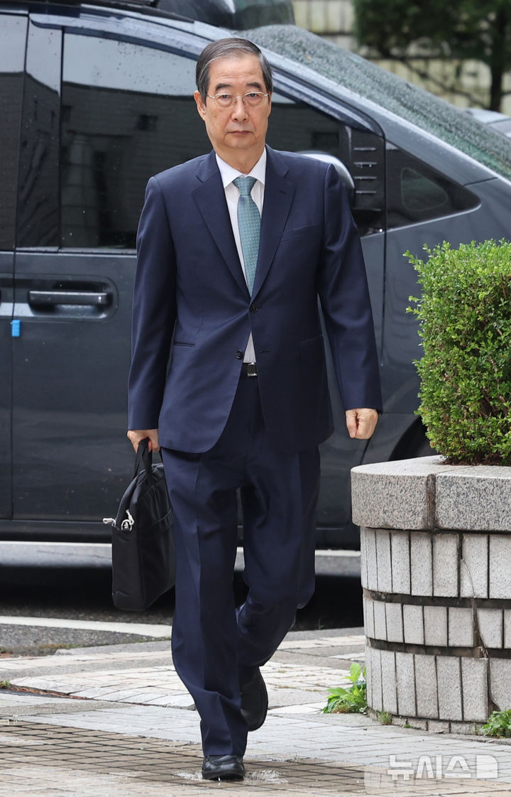 [서울=뉴시스] 배훈식 기자 = 한덕수 전 국무총리가 13일 오전 서울 서초구 서울중앙지방법원에서 열린 내란 우두머리 방조, 위증, 허위공문서 작성 및 행사 등 혐의 사건 2차 공판에 출석하고 있다. (공동취재) 2025.10.13. photo@newsis.com