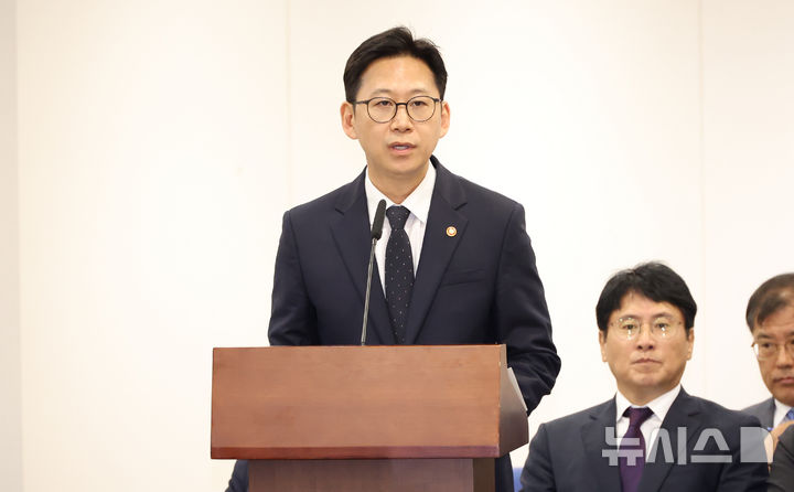 [세종=뉴시스] 강종민 기자 = 13일 세종시 정부세종청사에서 열린 국회 과학기술정보방송통신위원회의 과학기술정보통신부에 대한 국정감사에서 배경훈 부총리 겸 과기정통부 장관이 업무보고를 하고 있다. 2025.10.13. ppkjm@newsis.com