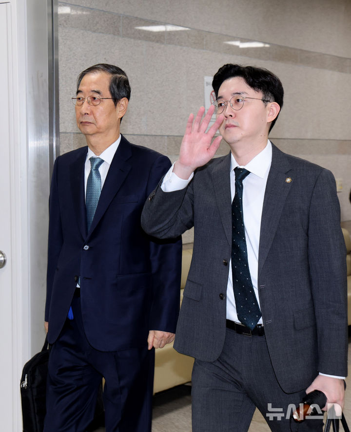 [서울=뉴시스] 배훈식 기자 = 한덕수 전 국무총리가 13일 오전 서울 서초구 서울중앙지방법원에서 열린 내란 우두머리 방조, 위증, 허위공문서 작성 및 행사 등 혐의 사건 2차 공판에 출석하고 있다. (공동취재) 2025.10.13. photo@newsis.com