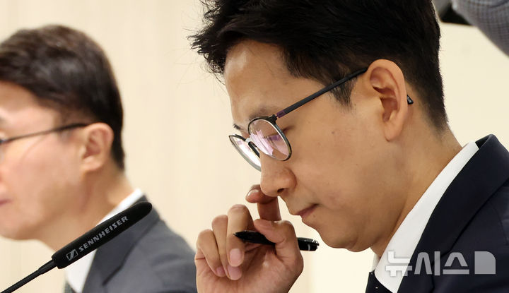 [세종=뉴시스] 강종민 기자 = 13일 세종시 정부세종청사에서 열린 국회 과학기술정보방송통신위원회의 과학기술정보통신부에 대한 국정감사에서 배경훈 부총리 겸 과기정통부 장관이 답변하며 안경을 고쳐쓰고 있다. 2025.10.13. ppkjm@newsis.com