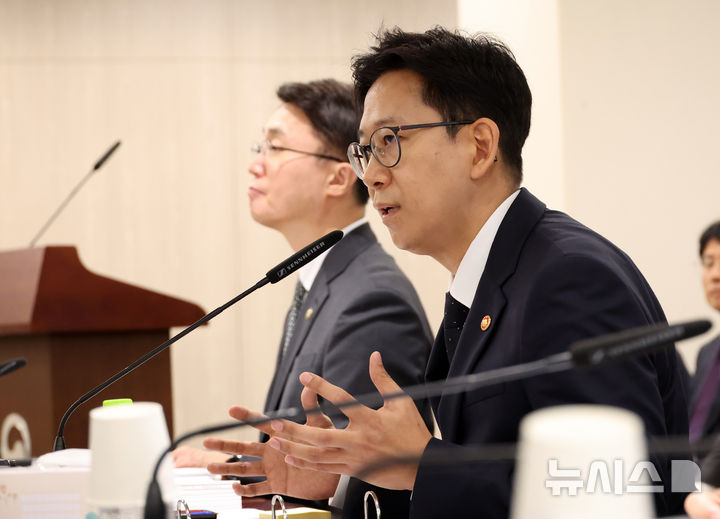 [세종=뉴시스] 강종민 기자 = 13일 세종시 정부세종청사에서 열린 국회 과학기술정보방송통신위원회의 과학기술정보통신부에 대한 국정감사에서 배경훈 부총리 겸 과기정통부 장관이 답변하고 있다. 2025.10.13. ppkjm@newsis.com