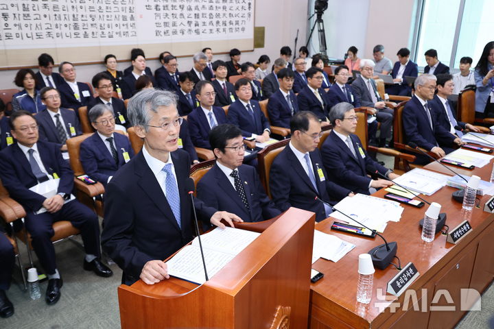 [서울=뉴시스] 김금보 기자 = 조희대 대법원장이 13일 서울 여의도 국회에서 열린 법제사법위원회의 대법원 등 국정감사에서 인사말을 하고 있다. 2025.10.13. kgb@newsis.com