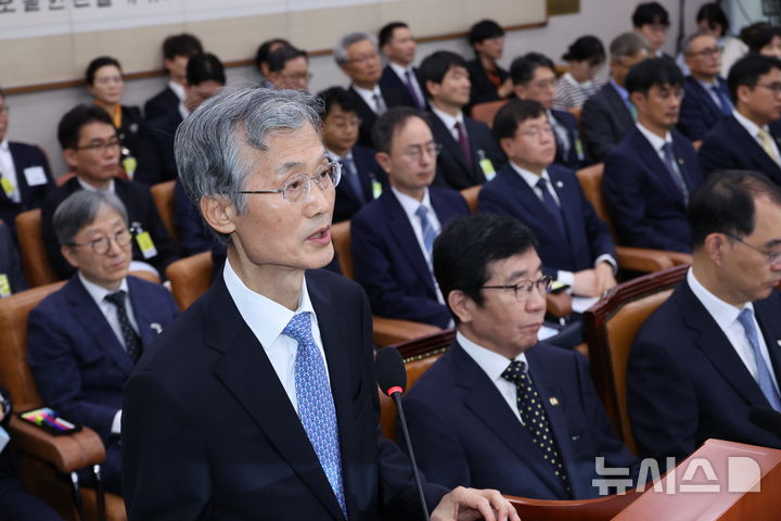 [서울=뉴시스] 김금보 기자 = 조희대 대법원장이 13일 서울 여의도 국회에서 열린 법제사법위원회의 대법원 등 국정감사에서 인사말을 하고 있다. 2025.10.13. kgb@newsis.com