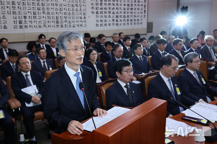 [서울=뉴시스] 김금보 기자 = 조희대 대법원장이 13일 서울 여의도 국회에서 열린 법제사법위원회의 대법원 등 국정감사에서 인사말을 하고 있다. 2025.10.13. kgb@newsis.com